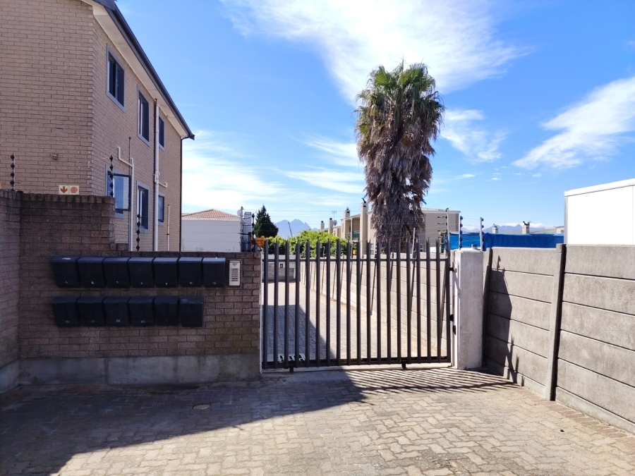 2 Bedroom Property for Sale in Vredekloof East Western Cape